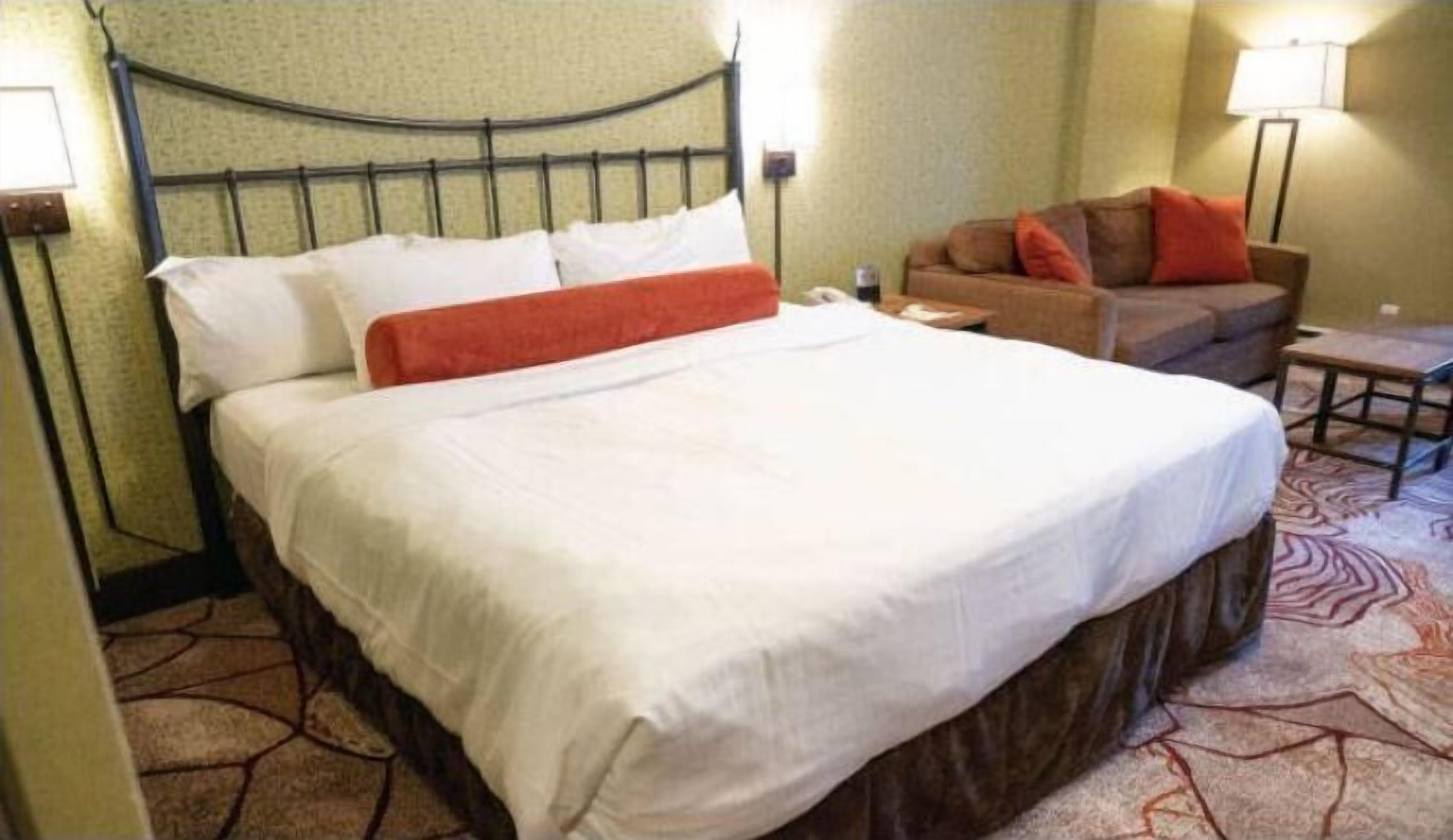 Premium bedding, in-room safe, iron/ironing board, free WiFi