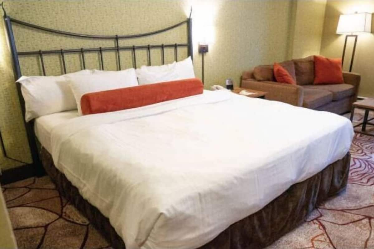 Ropa de cama de alta calidad y caja de seguridad en la habitación