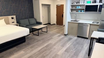 Suite, 1 grand lit et 1 canapé-lit, non-fumeurs (Efficiency) | Literie de qualité supérieure, surmatelas, ameublement personnalisé