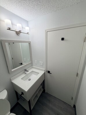 Combined shower/tub, free toiletries, towels - Suburban Studios Indianapolis Northwest - College Parks (Indianapolis)