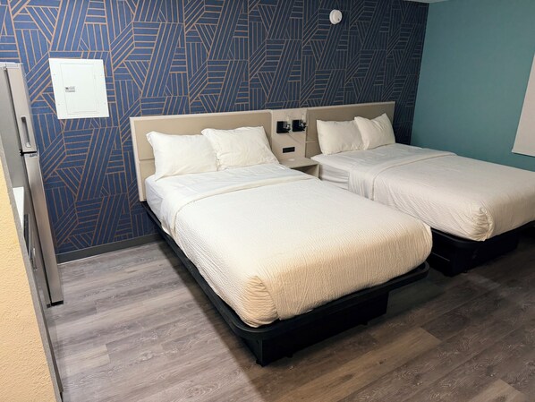 Standard Room, 1 Queen Bed, Non Smoking | Desk, laptop workspace, iron/ironing board, free WiFi - MainStay Suites Indianapolis Northwest - College Parks (Indianapolis)