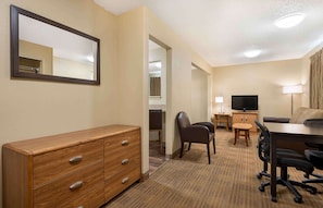 Desk, laptop workspace, iron/ironing board, free WiFi - MainStay Suites Indianapolis Northwest - College Parks (Indianapolis)
