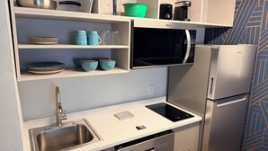Coffee/tea maker, fridge, microwave, stovetop - MainStay Suites Indianapolis Northwest - College Park (Indianapolis)