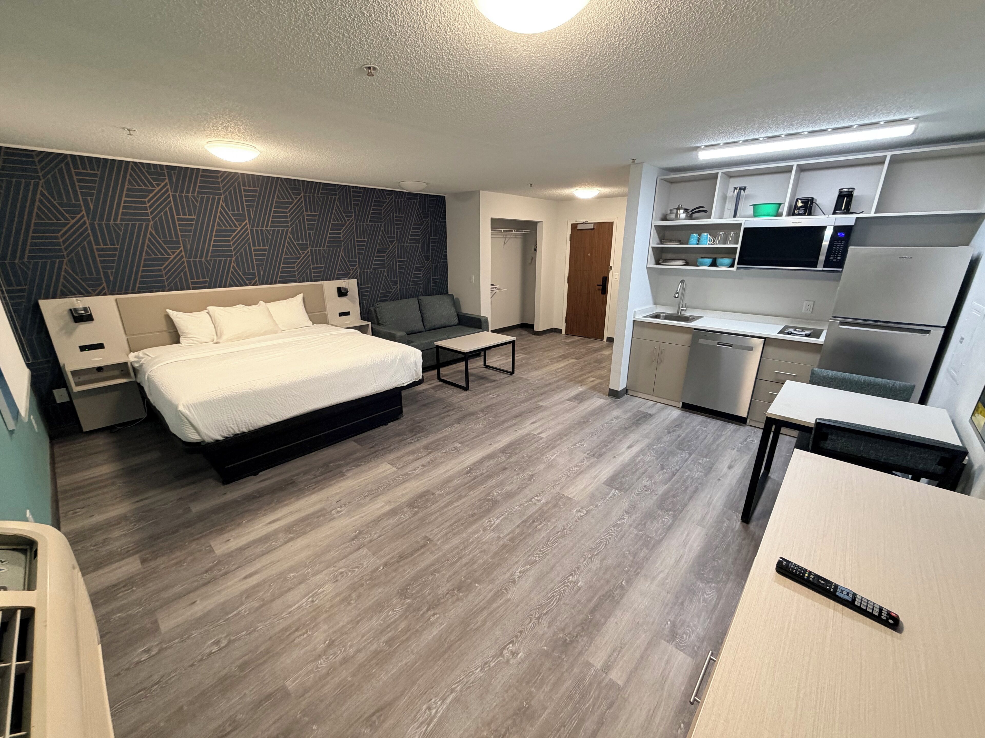 スイート クイーンベッド 1 台ソファーベッド付き 禁煙 (Efficiency) | デスク、ノートパソコン用作業スペース、アイロン / アイロン台、WiFi (無料)