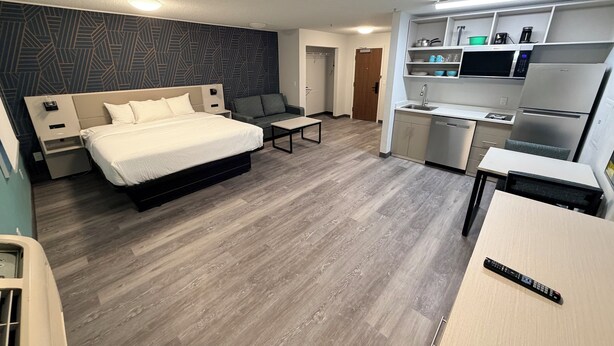 Room - MainStay Suites Indianapolis Northwest - College Park (Indianapolis)