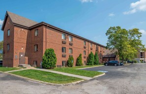 Exterior - MainStay Suites Indianapolis Northwest - College Parks (Indianapolis)