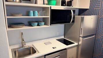 Geladeira, micro-ondas, cooktop, lava-louças