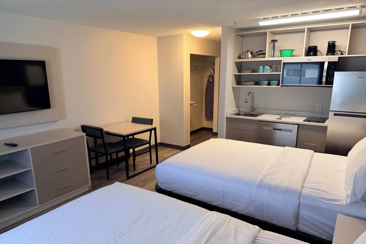 Standard Room, 1 Queen Bed, Non Smoking | Desk, laptop workspace, iron/ironing board, free WiFi