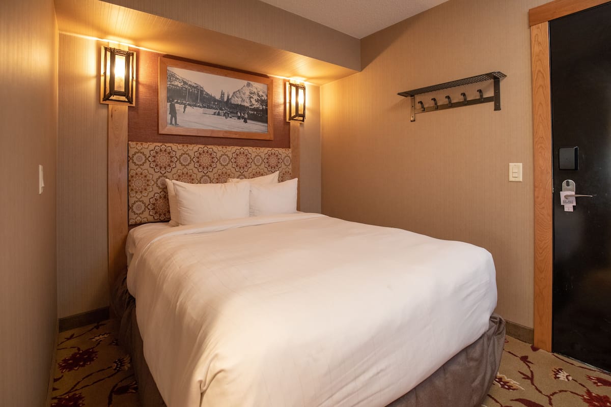 Superior Split Room. | Seprai premium, brankas, meja kerja, dan tirai kedap cahaya