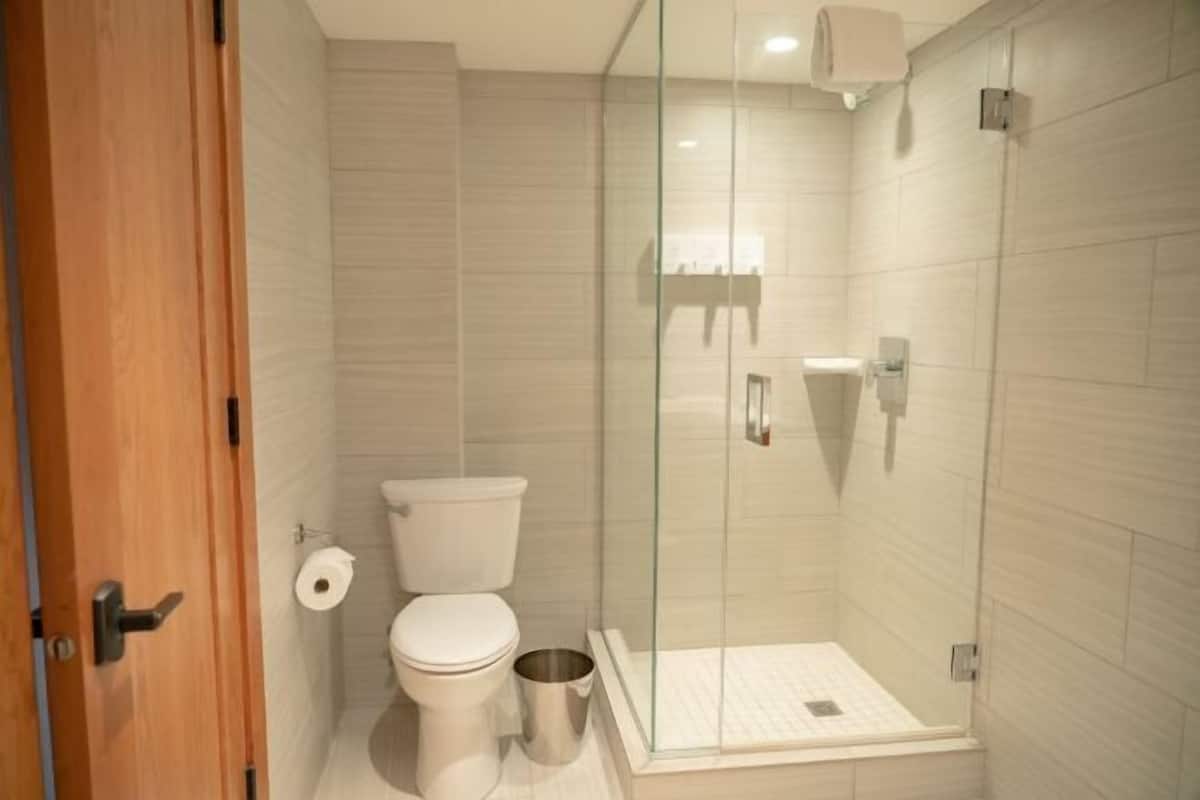 Kamar mandi | Kombinasi shower/bathtub dan perlengkapan kamar mandi ramah lingkungan
