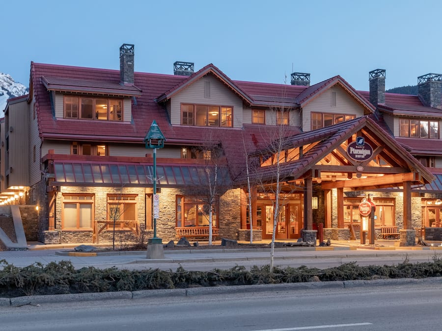 Fachada de la propiedad por la tarde o noche