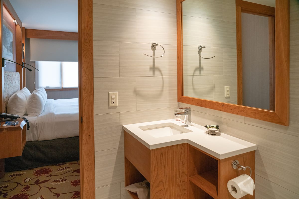 Superior Room 1 King | Wastafel kamar mandi