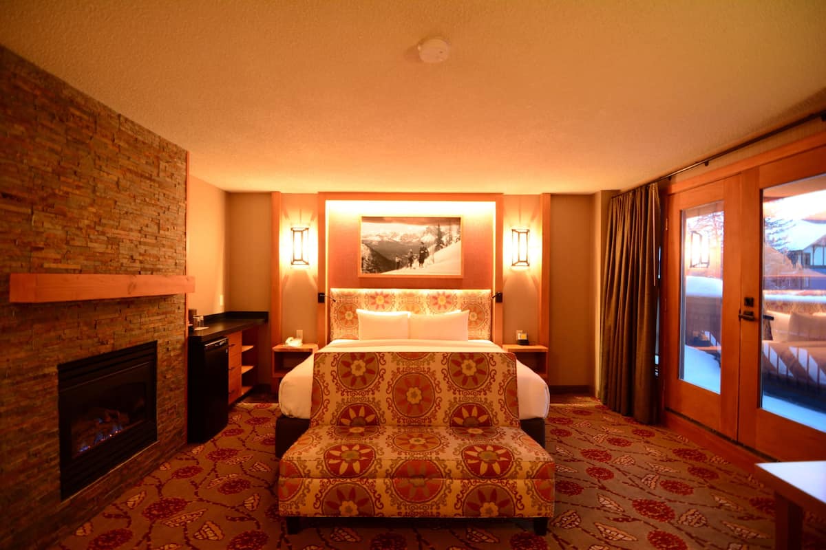 Premium bedding, in-room safe, desk, blackout drapes