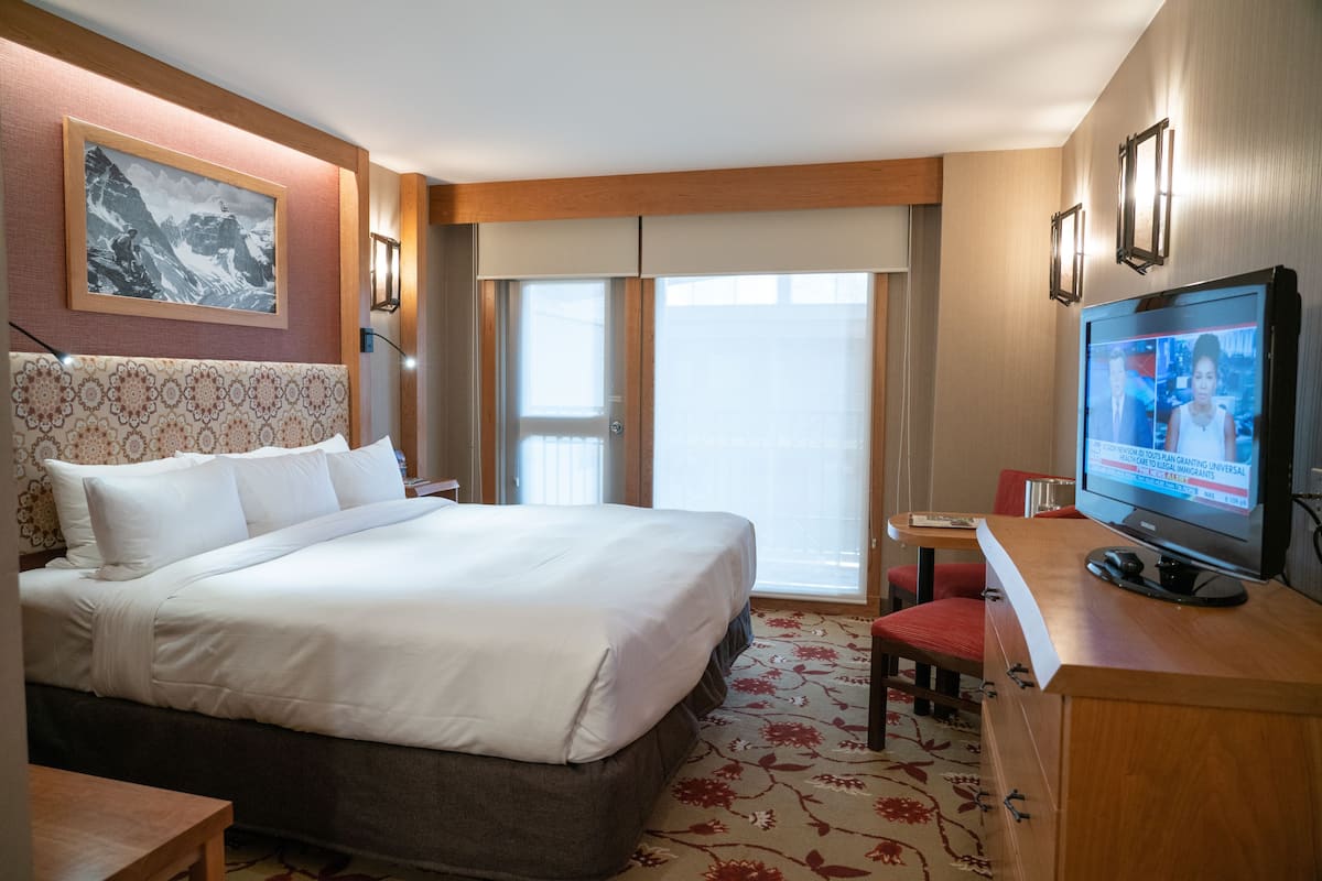 Standard Room 1 King | Seprai premium, brankas, meja kerja, dan tirai kedap cahaya