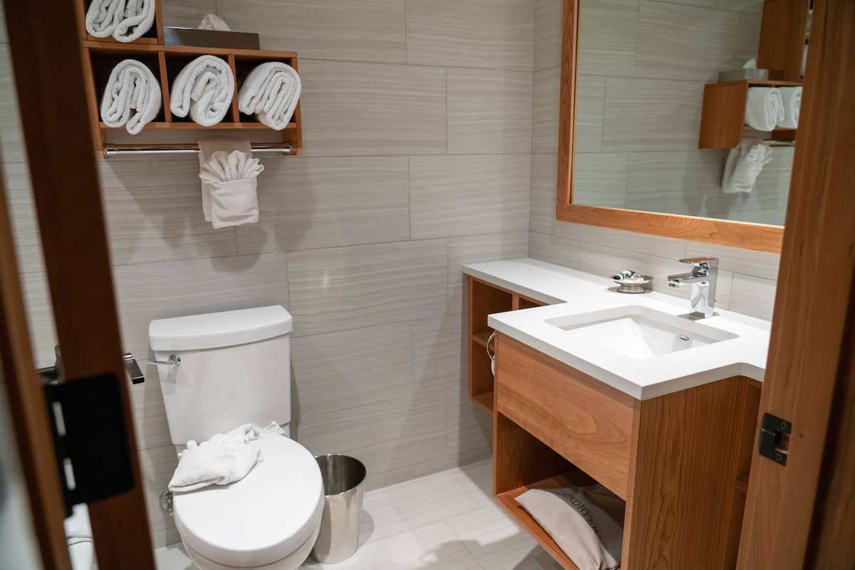 Standard Room 1 King | Kamar mandi | Kombinasi shower/bathtub dan perlengkapan kamar mandi ramah lingkungan