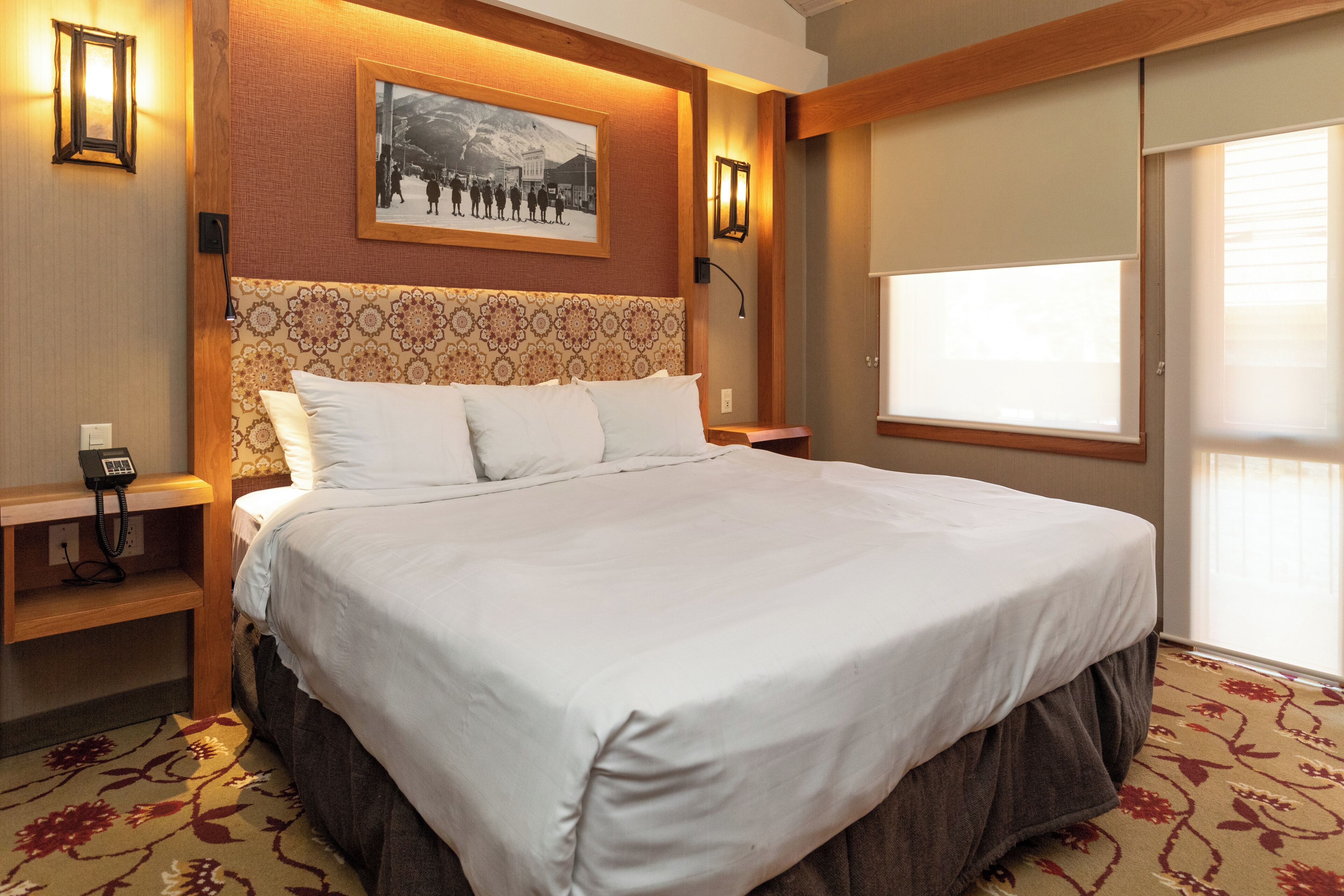 أغطية فراش متميزة وخزنة داخل الغرفة ومكتب وستائر تعتيم