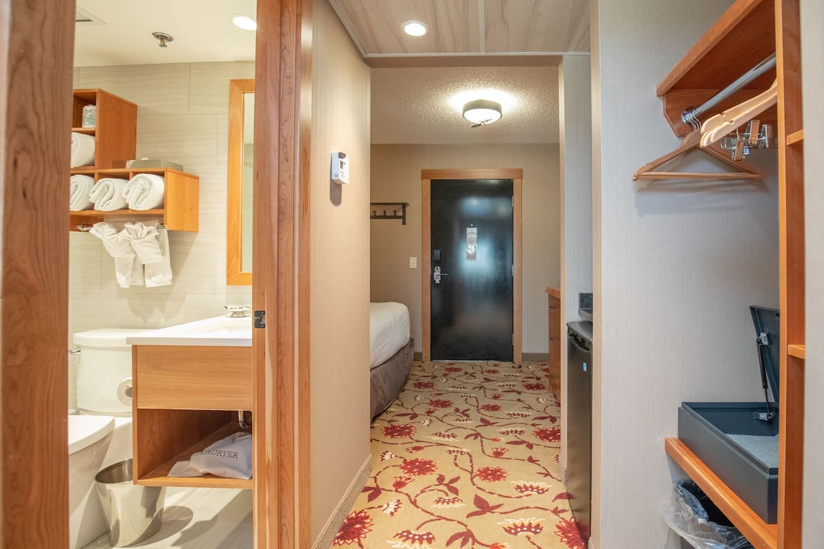 Superior Split Room. | Kamar mandi | Kombinasi shower/bathtub dan perlengkapan kamar mandi ramah lingkungan