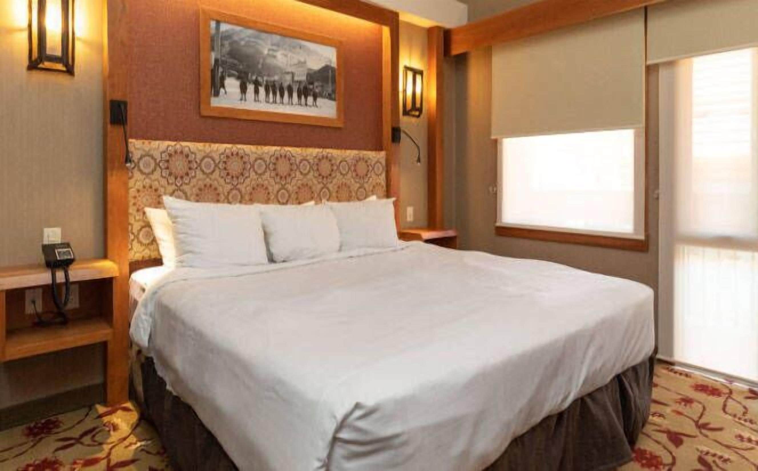 高档床上用品、客房内保险箱、办公桌、遮光窗帘