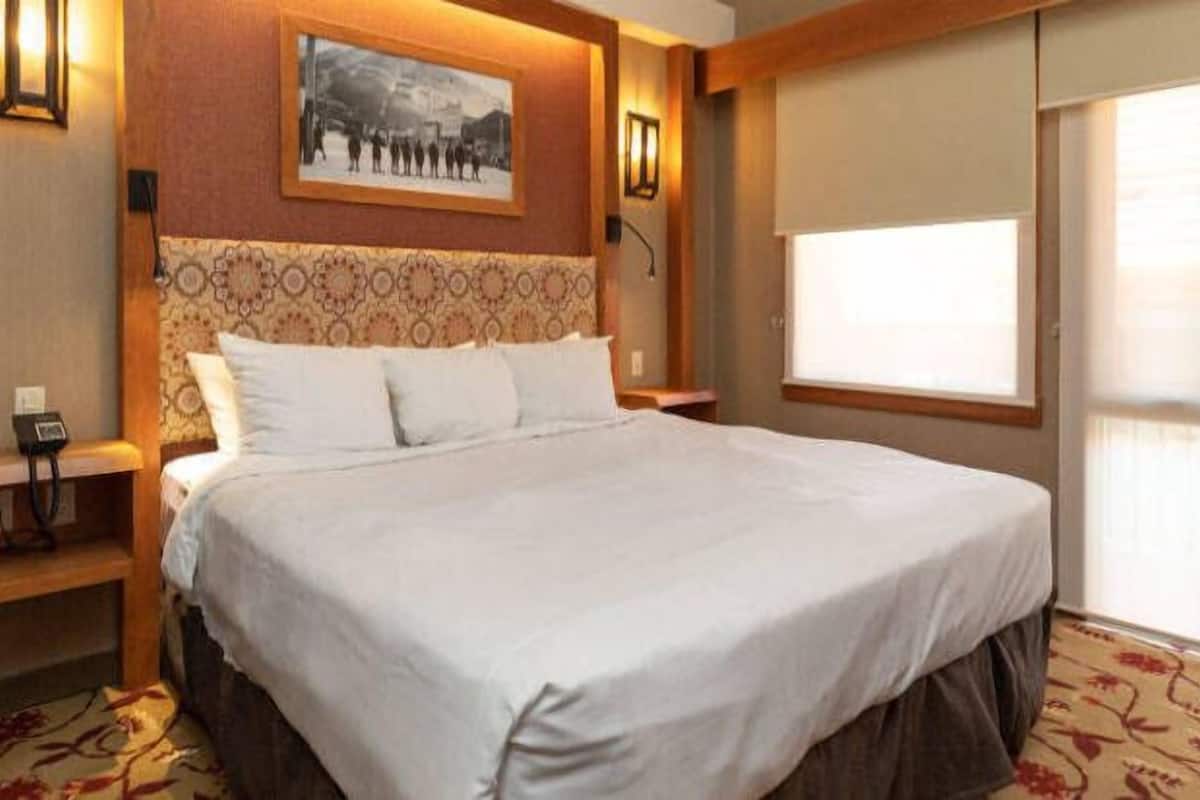 Premium bedding, in-room safe, desk, blackout drapes