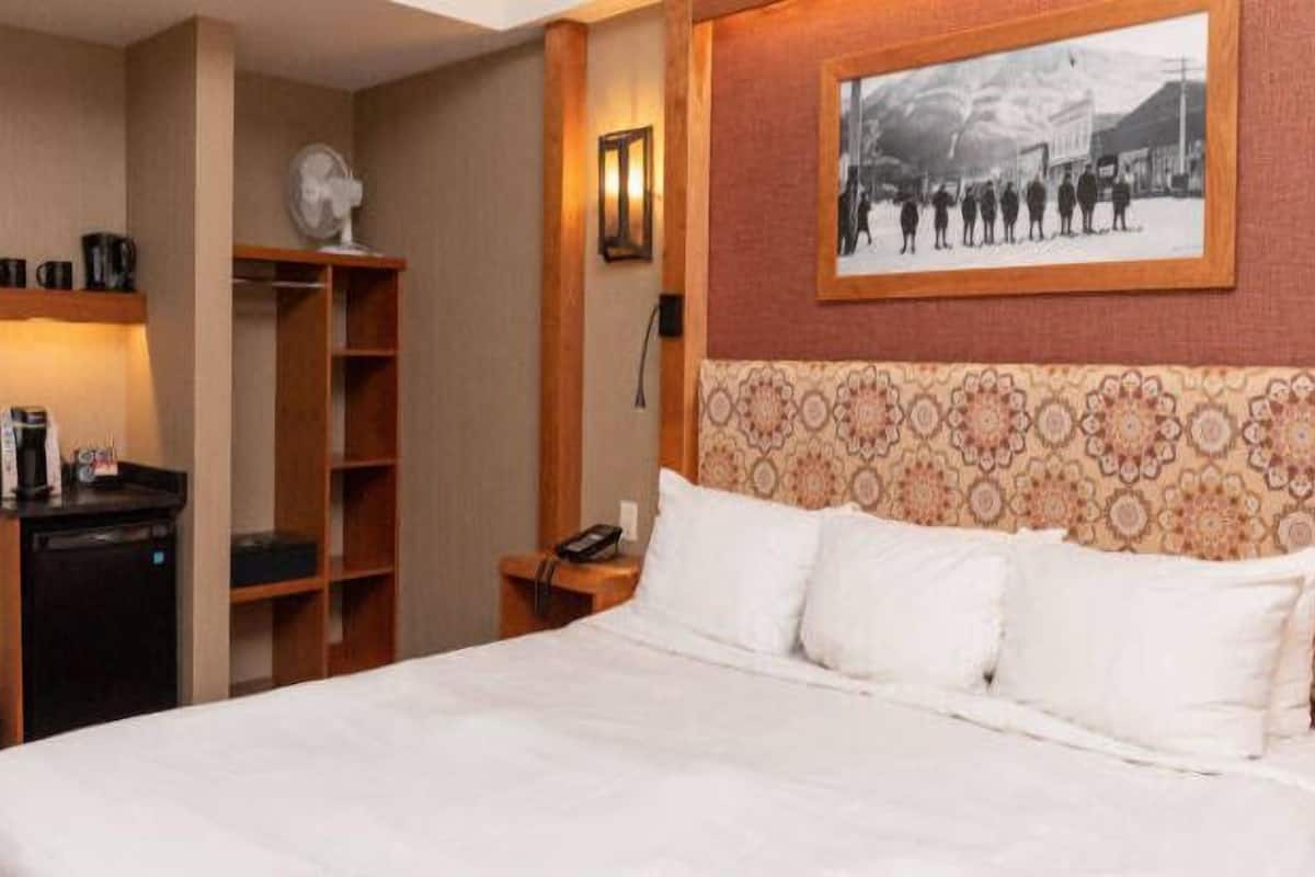 Seprai premium, brankas, meja kerja, dan tirai kedap cahaya