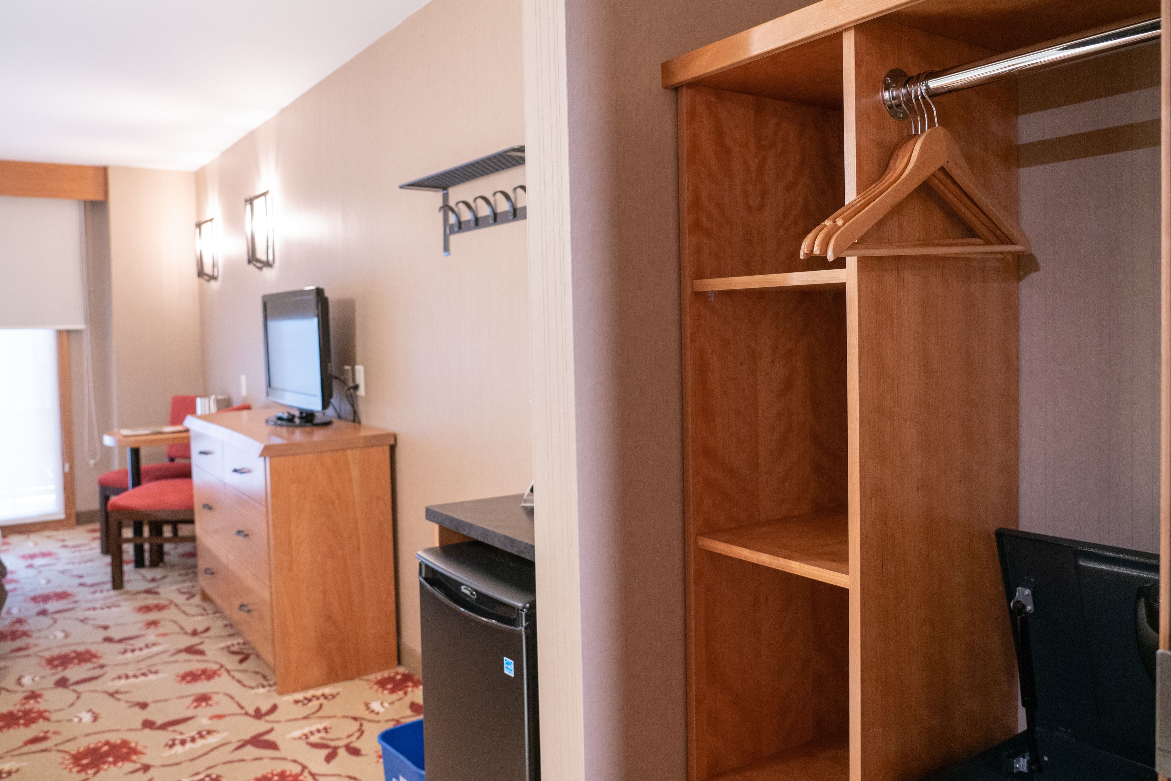 standard room 1 king  | premium bedding, in-room safe, desk, blackout curtains