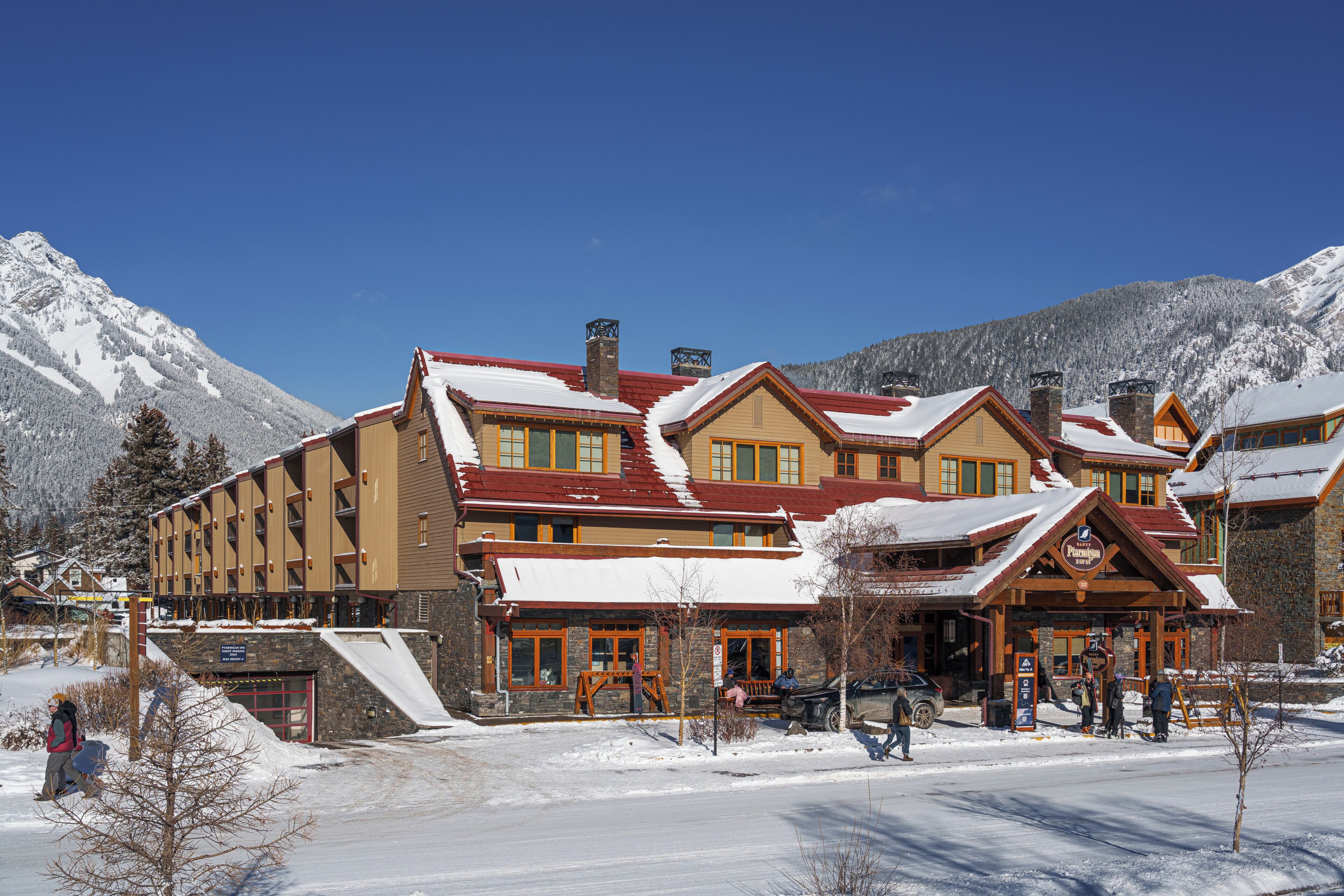 Un grand chalet à étages, un télésiège et une vue imprenable sur les montagnes.