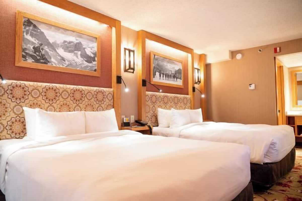 Seprai premium, brankas, meja kerja, dan tirai kedap cahaya