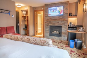 Mountain View King Suite | Premium bedding, in-room safe, desk, blackout drapes - Banff Ptarmigan Inn (Banff)