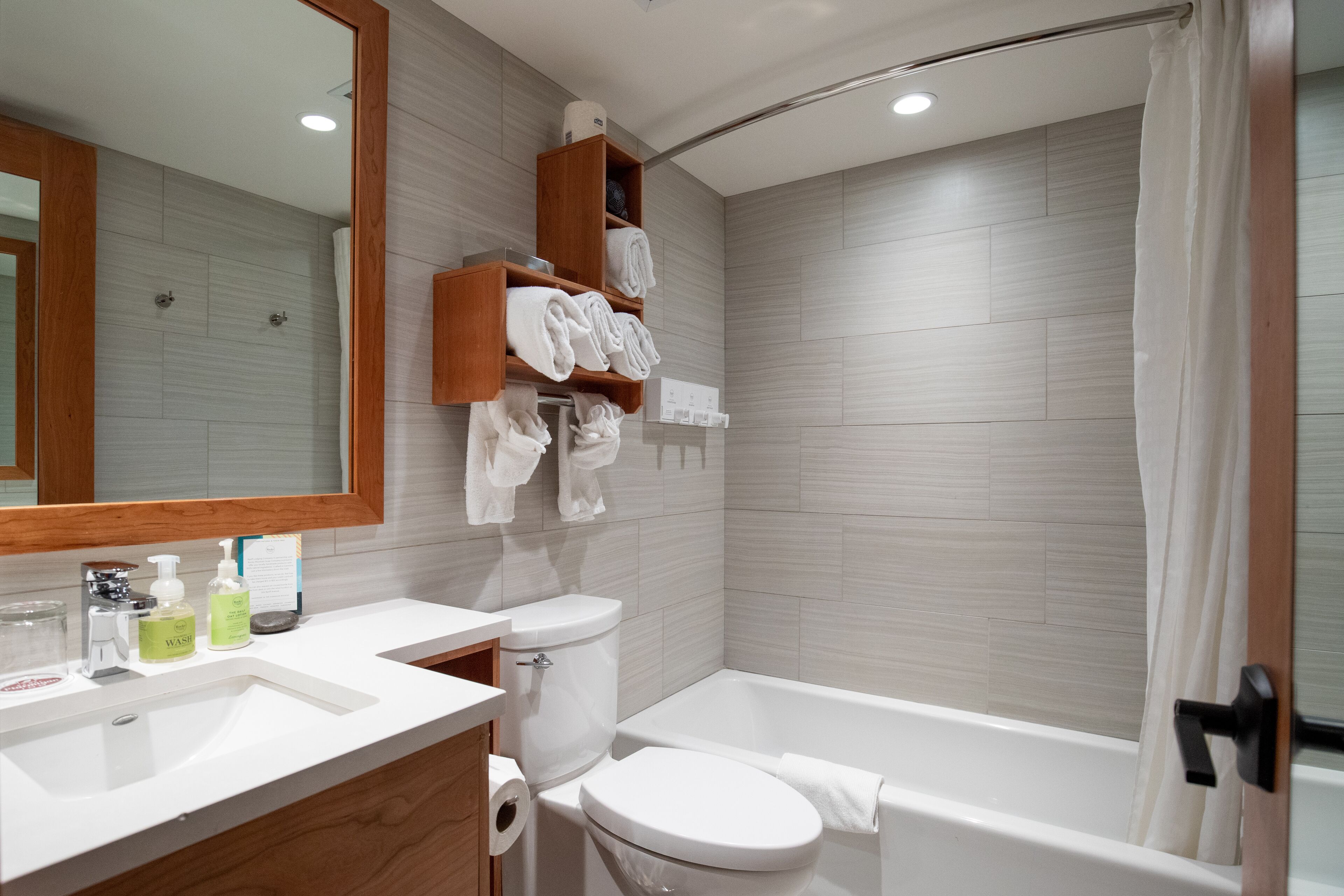 combined shower/bathtub, eco-friendly toiletries, hair dryer, towels