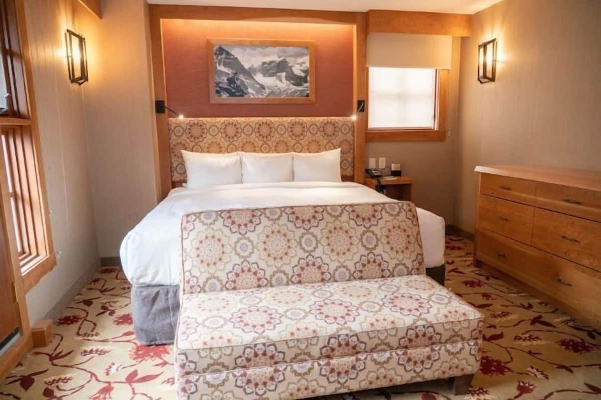 Seprai premium, brankas, meja kerja, dan tirai kedap cahaya