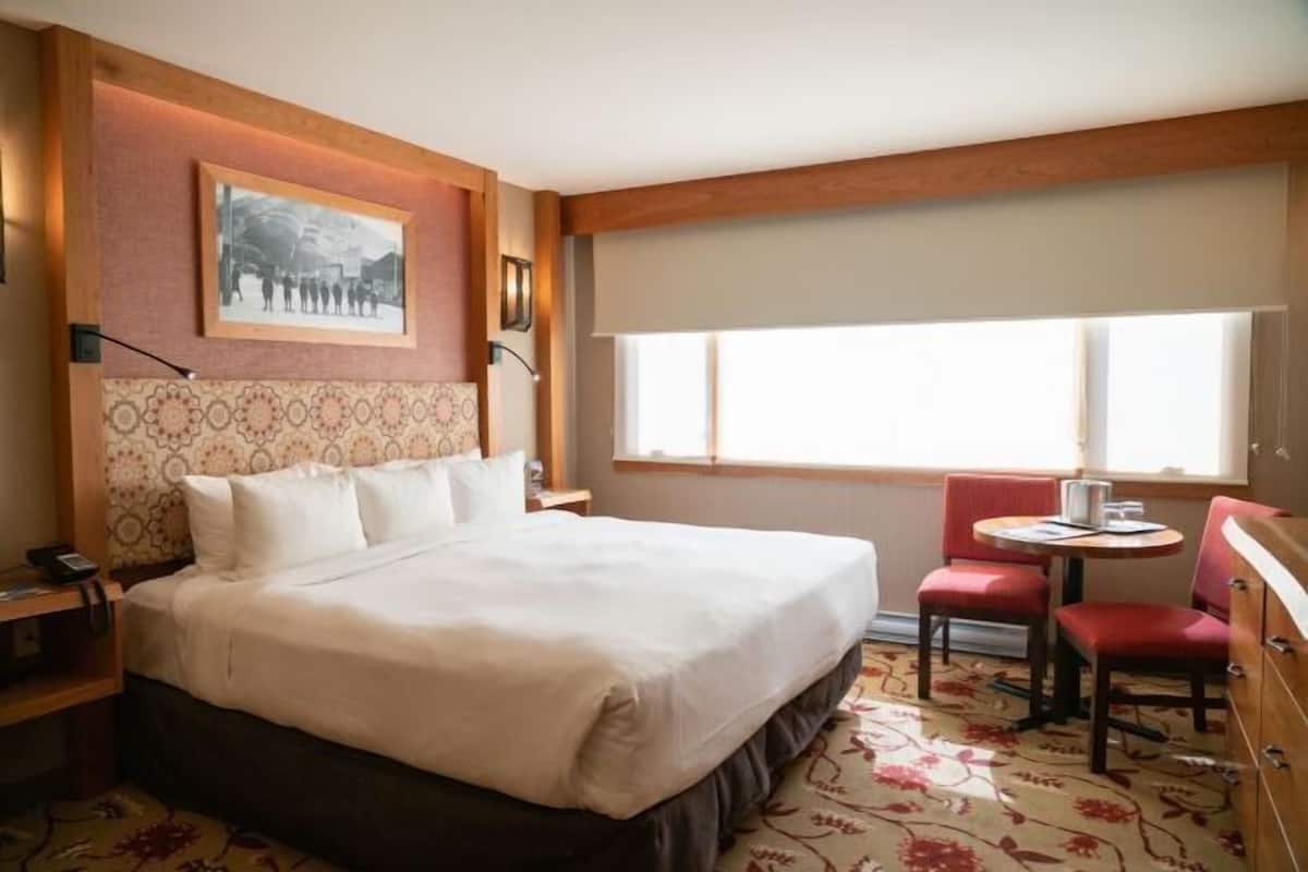 Premium bedding, in-room safe, desk, blackout drapes