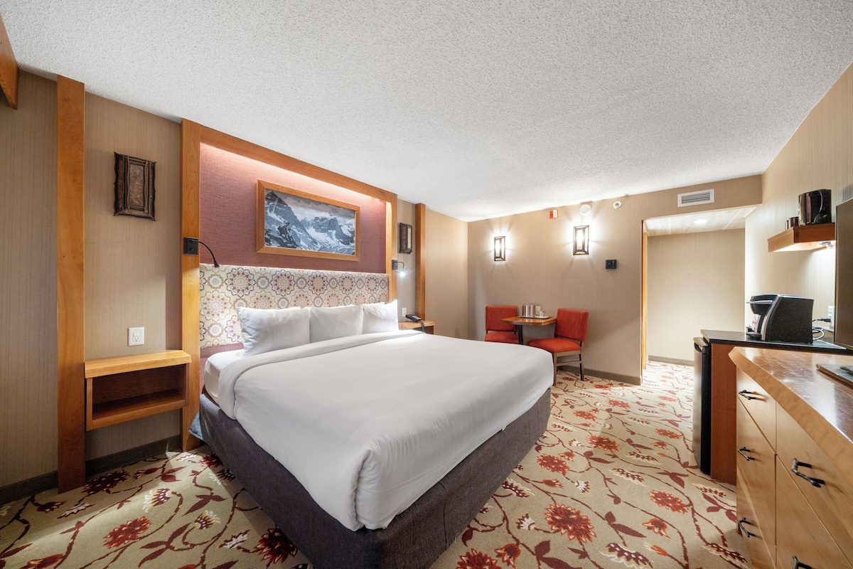 Chambre supérieure, 1 très grand lit, balcon | Literie de qualité, coffre-fort, bureau, rideaux d’obscurcissement