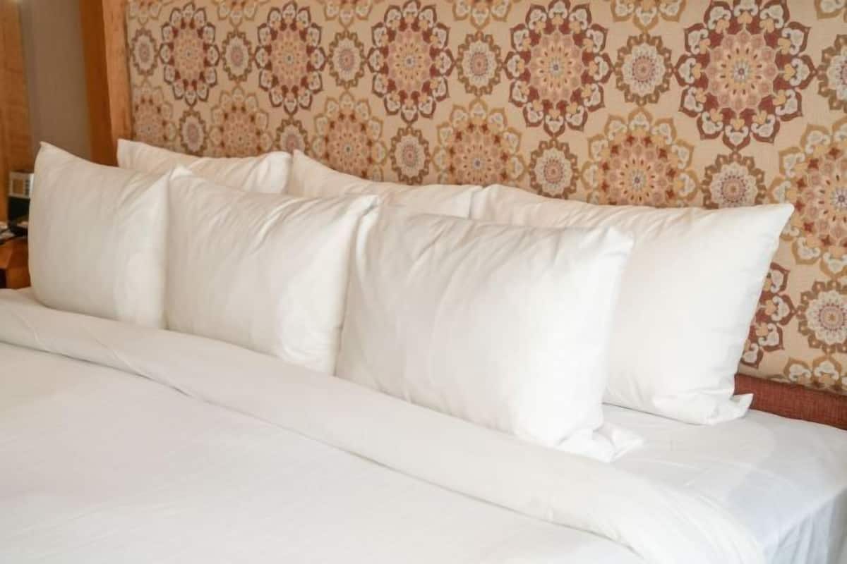 Seprai premium, brankas, meja kerja, dan tirai kedap cahaya