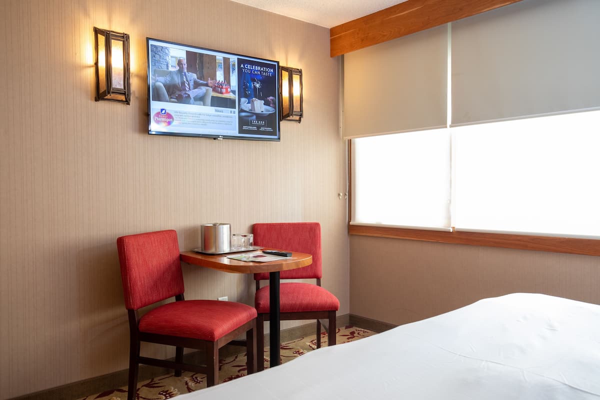 Superior Split Room. | Seprai premium, brankas, meja kerja, dan tirai kedap cahaya