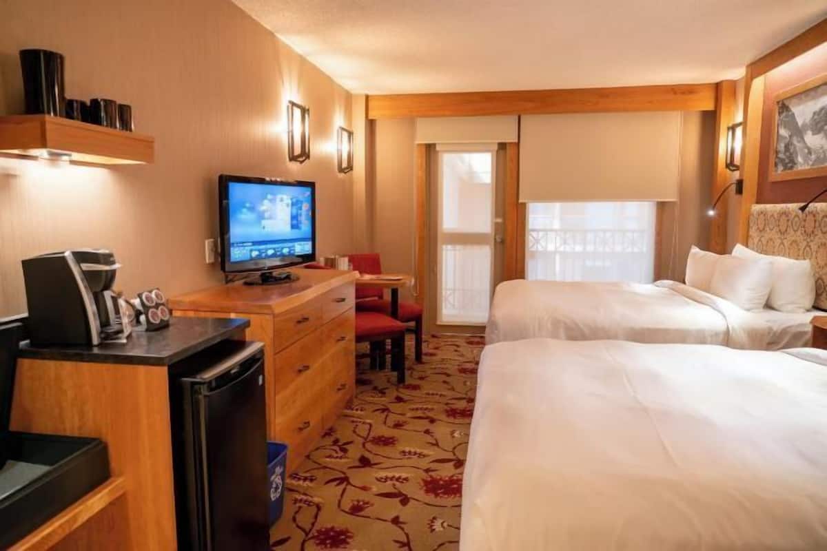 Seprai premium, brankas, meja kerja, dan tirai kedap cahaya