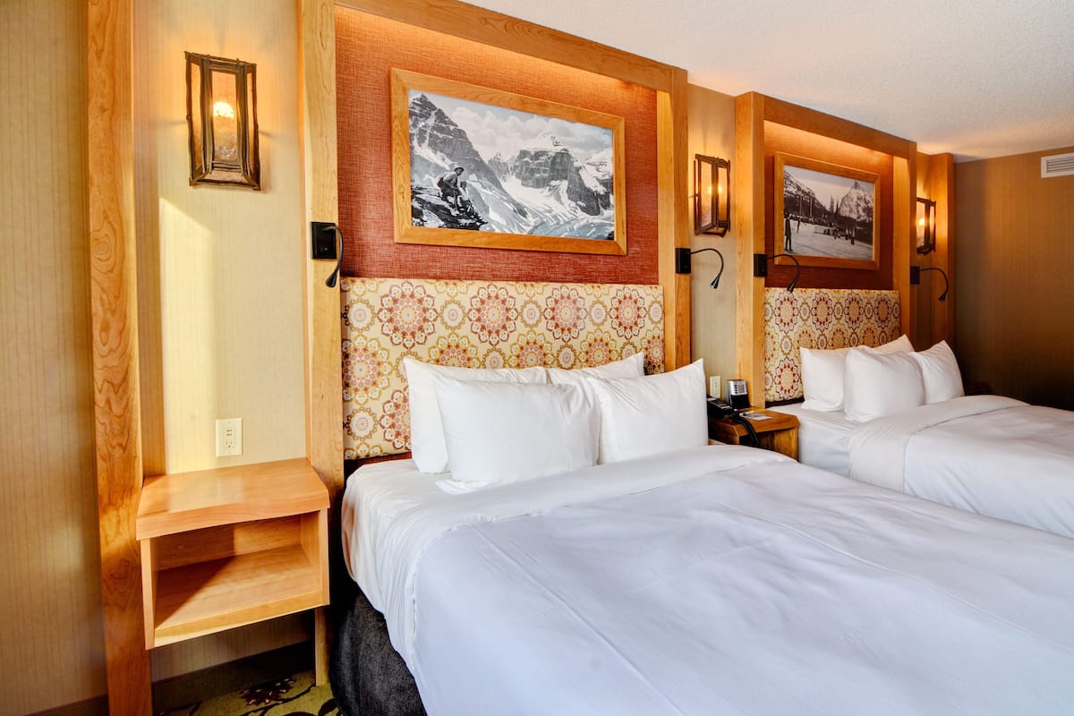 Superior Room 2 Queens | Seprai premium, brankas, meja kerja, dan tirai kedap cahaya