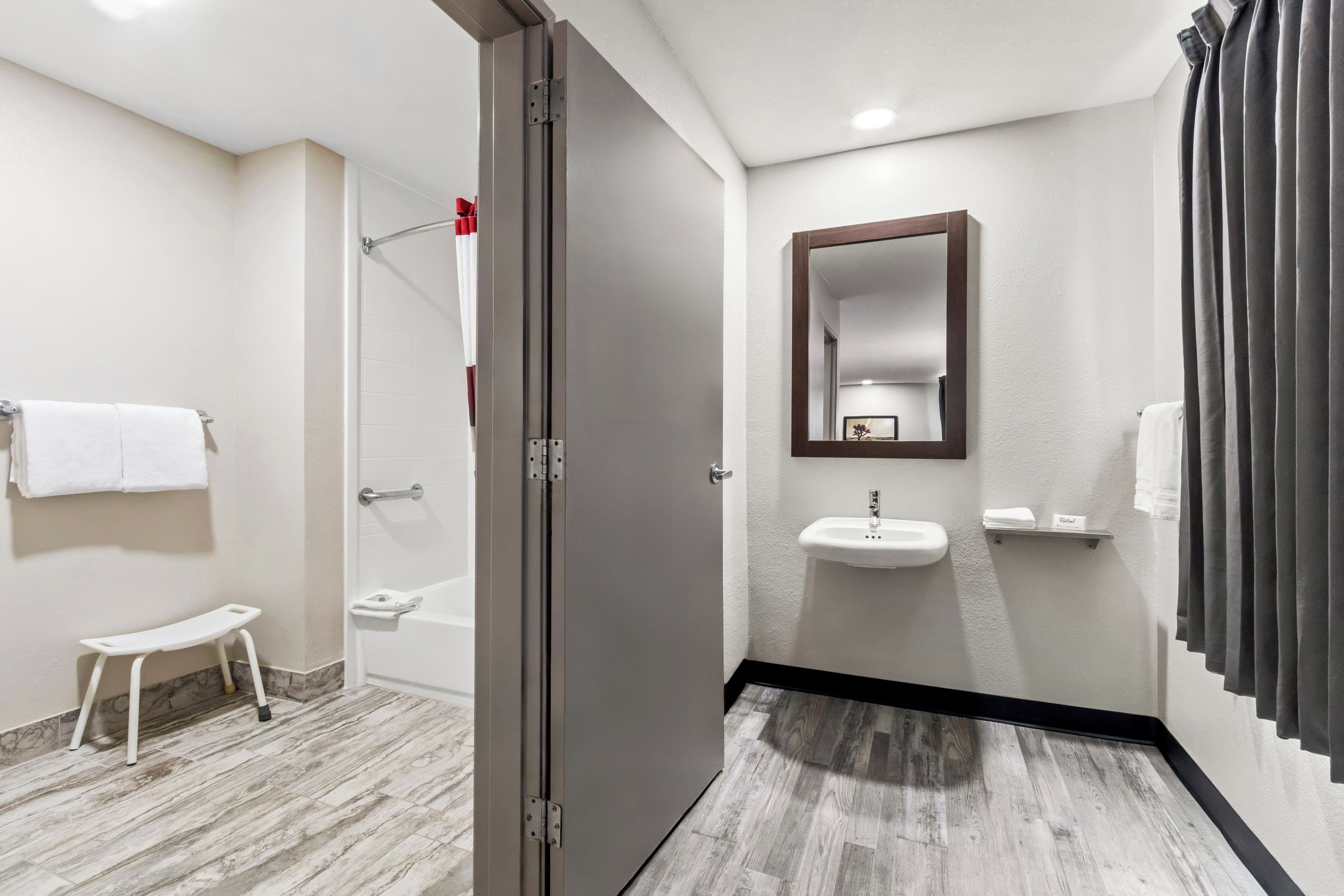 Un baño moderno con ducha, inodoro y lavabo.