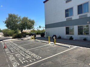 Electric vehicle charging station