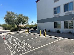 Electric vehicle charging station