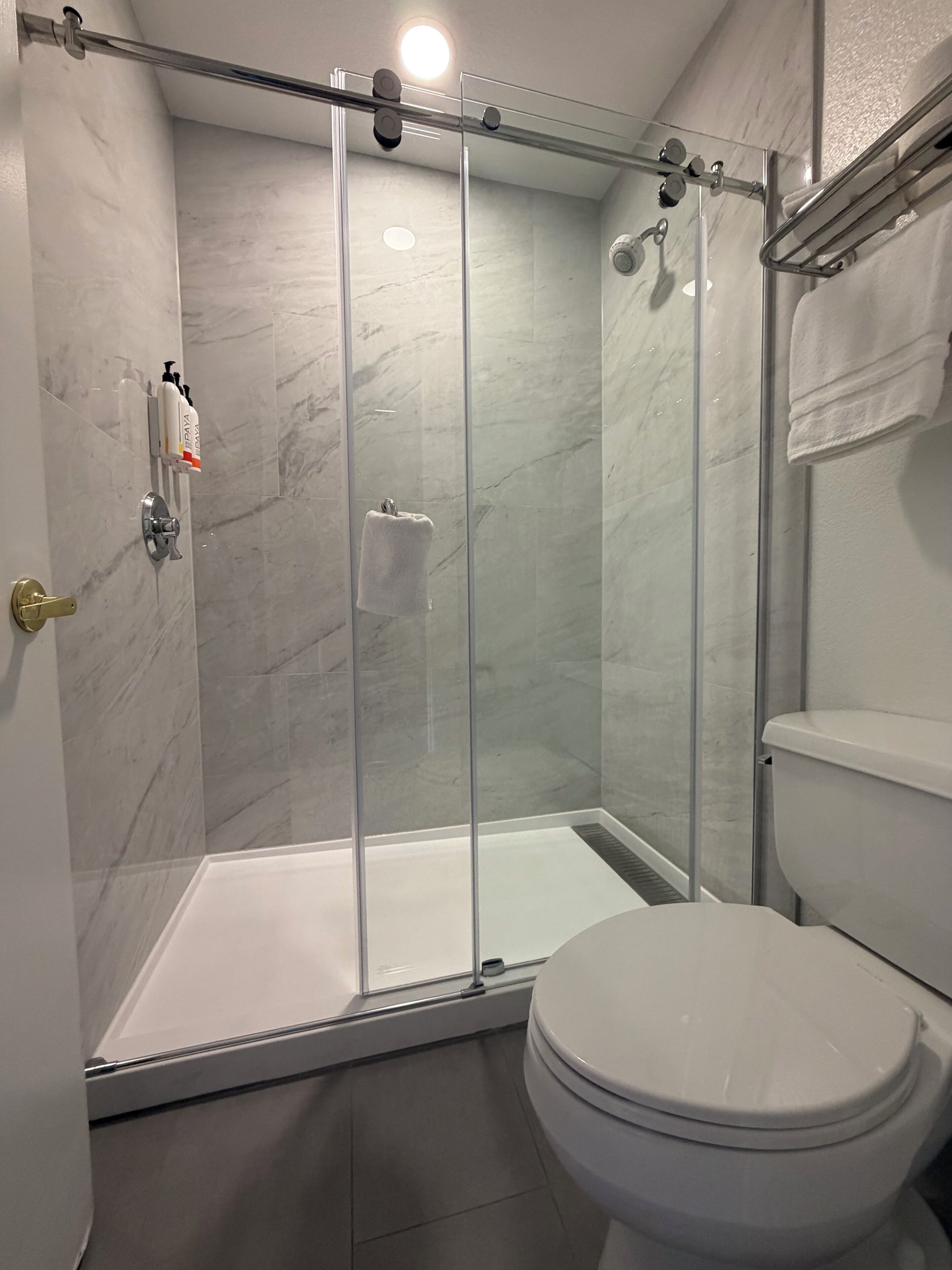 Ducha y bañera combinadas y artículos de higiene personal gratuitos