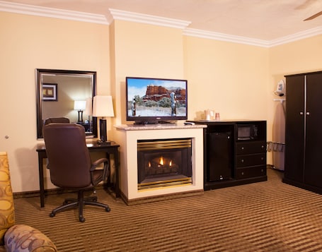 Premium bedding, blackout curtains, iron/ironing board, free WiFi. Desert Quail Inn Sedona at Bell Rock