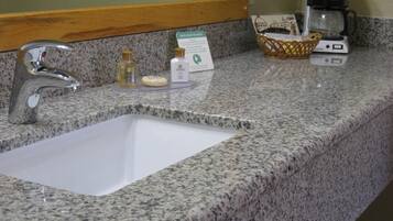 Tina con regadera, amenidades de baño gratuitas, secadora de cabello