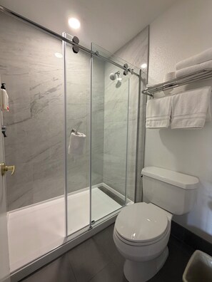 Shower, free toiletries, hair dryer, towels - Desert Quail Inn Sedona at Bell Rock (Sedona)