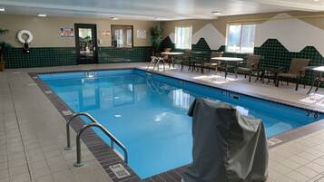 室內游泳池,提供日光浴躺椅