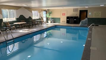 Inomhuspool och solstolar