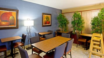 Sudah termasuk sarapan prasmanan setiap hari