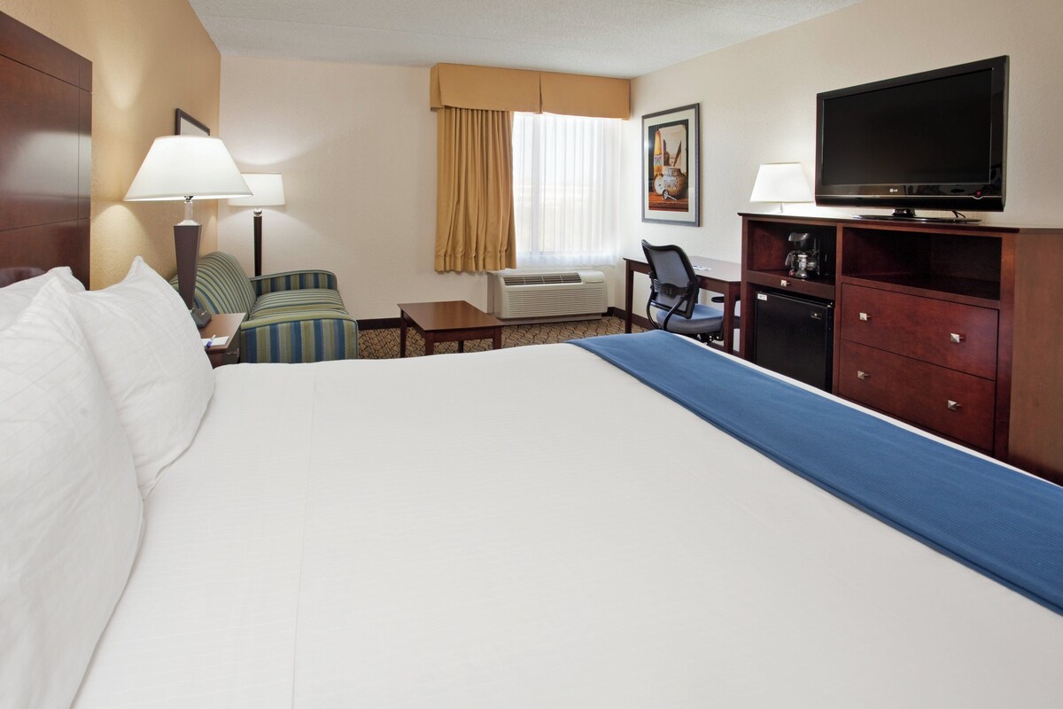 Standard Room, 1 King Bed | 1 bedroom, desk, iron/ironing board, cribs (free)
