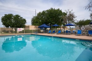 Piscina externa, funciona das 7h às 22h, espreguiçadeiras