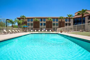 Outdoor pool, open 7:00 AM to 10:00 PM, pool loungers - Holiday Inn Express Scottsdale North by IHG (Paradise Valley)