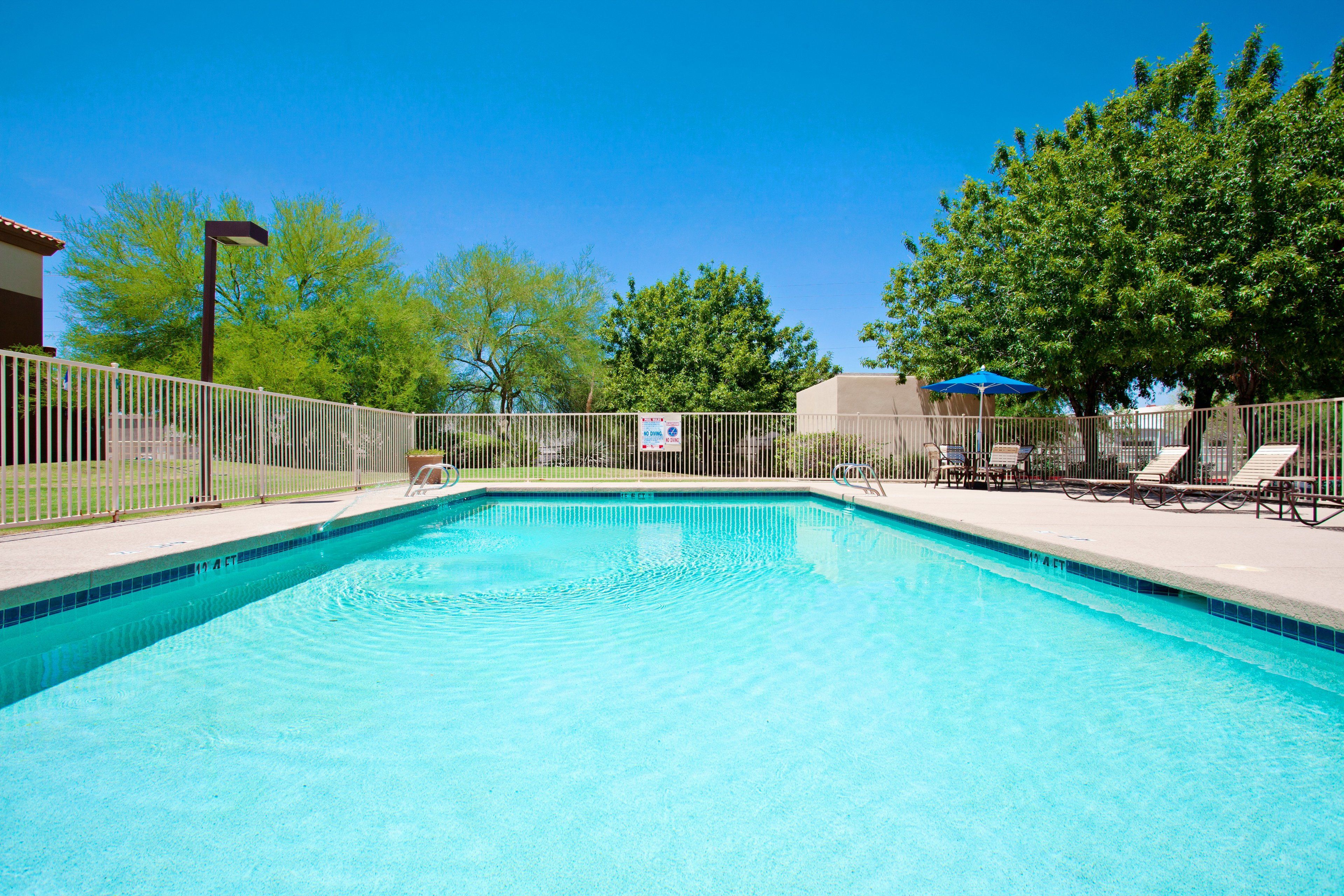 outdoor pool, open 7:00 am to 10:00 pm, pool loungers